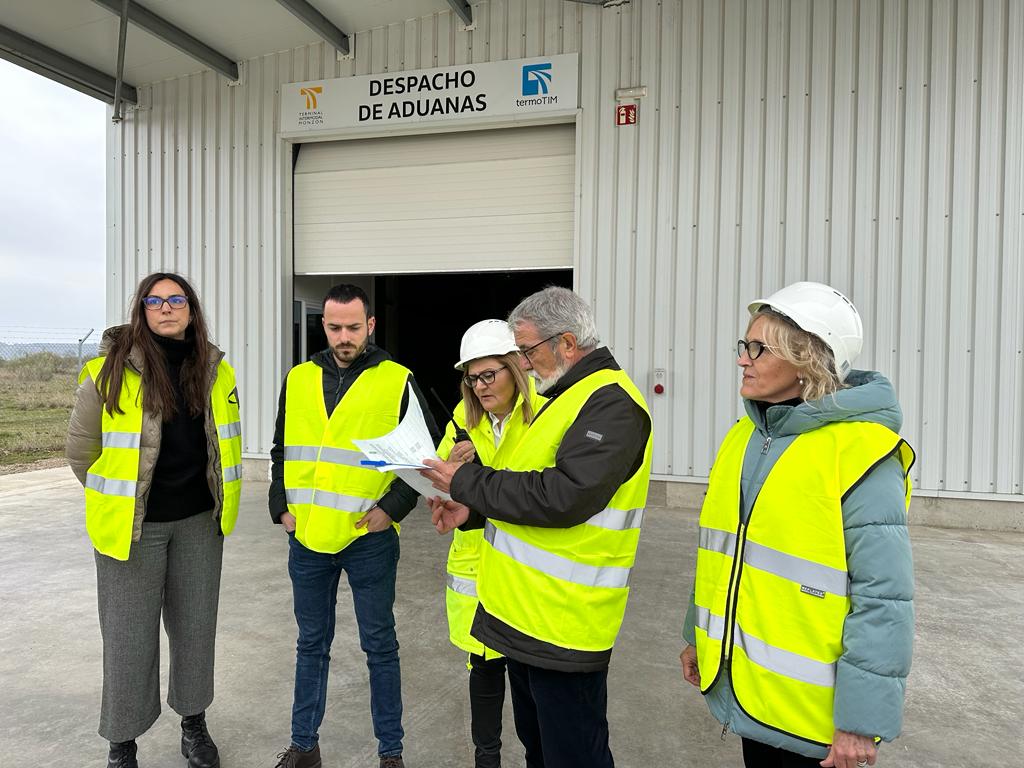 La subdelegada del Gobierno en Huesca, Silvia Salazar, ha visitado hoy la Terminal Intermodal de Monzón