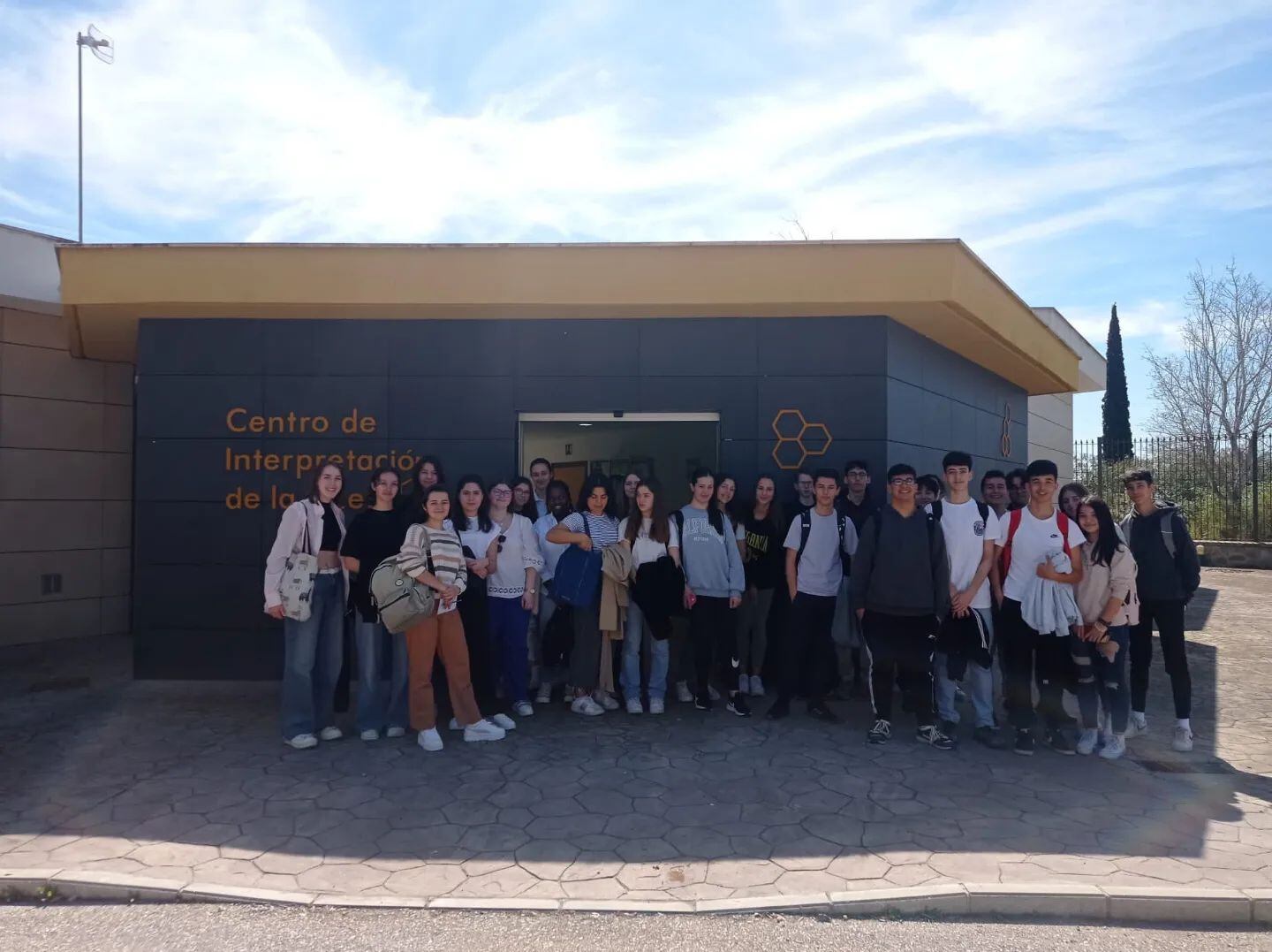 Alumnos franceses y españoles visitando el Centro de Interpretación del lince ibérico.