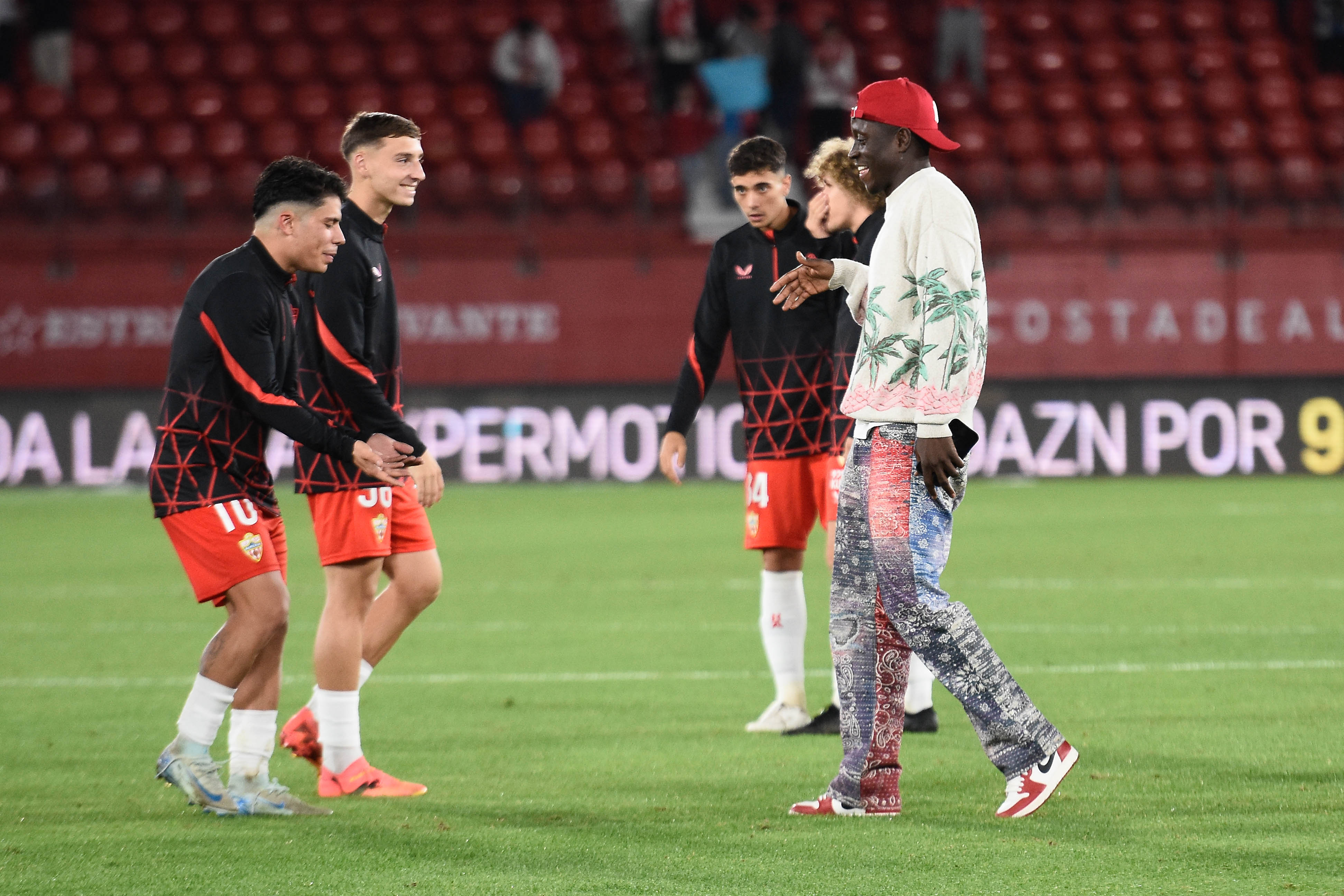 El senegalés, sancionado, felicita a sus compañeros por la victoria ante el Elche.