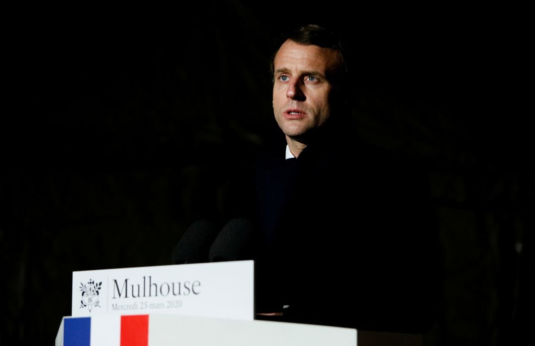 El presidente francés, Emmanuel Macron, durante su discurso después de visitar el hospital de campaña militar fuera del Hospital Emile Muller en Mulhouse, al este de Francia el pasado 25 de marzo.