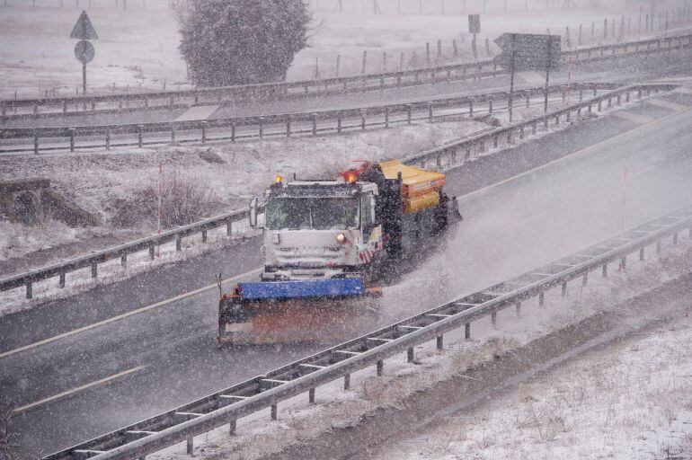 Ante las previsiones de nieve en cotas bajas, Tráfico ha recordado la obligatoriedad de dejar libre el carril de la izquierda para que las máquinas quitanieves. 