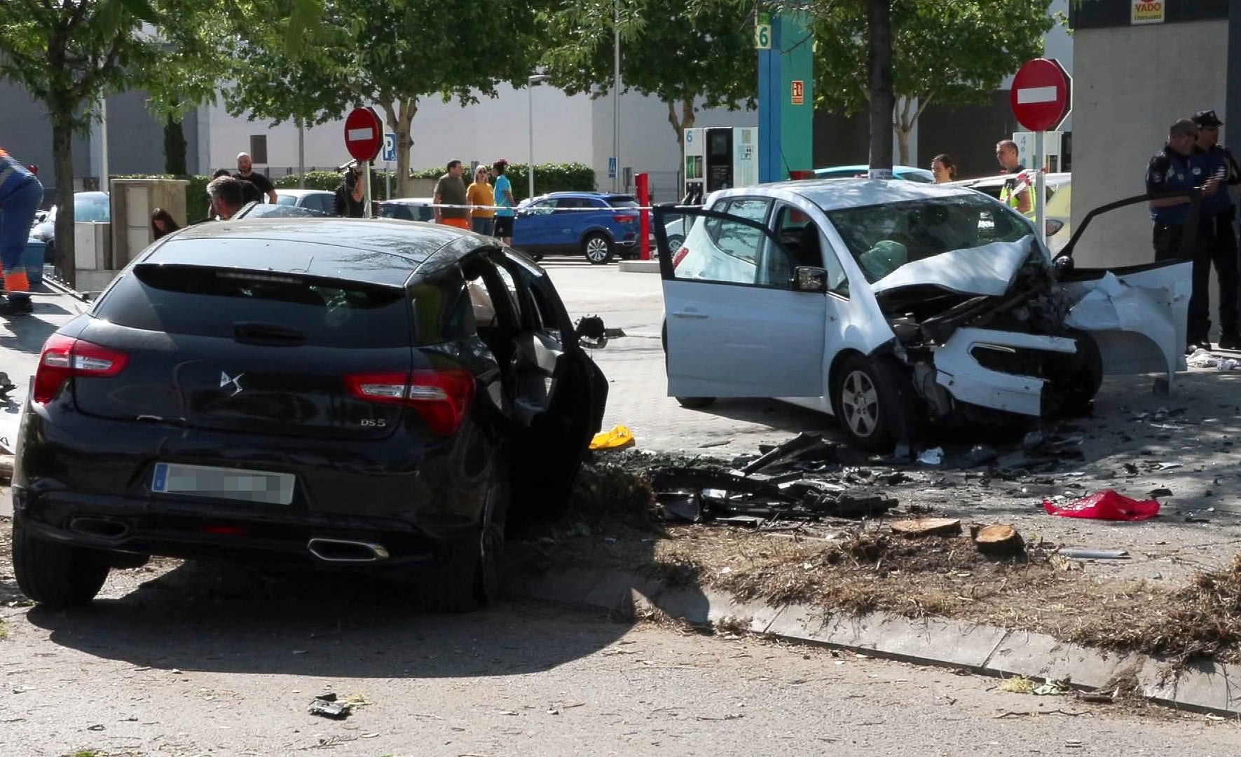 Captura de vídeo que muestra los dos vehículos implicados en el accidente en el que un conductor de 63 años ha fallecido este viernes al ser embestido cuando iba a trabajar por un coche que acababan de robar sus tres ocupantes y que estaba siendo perseguido por la Policía Nacional en las inmediaciones del polígono Marconi, en el distrito madrileño de Villaverde.