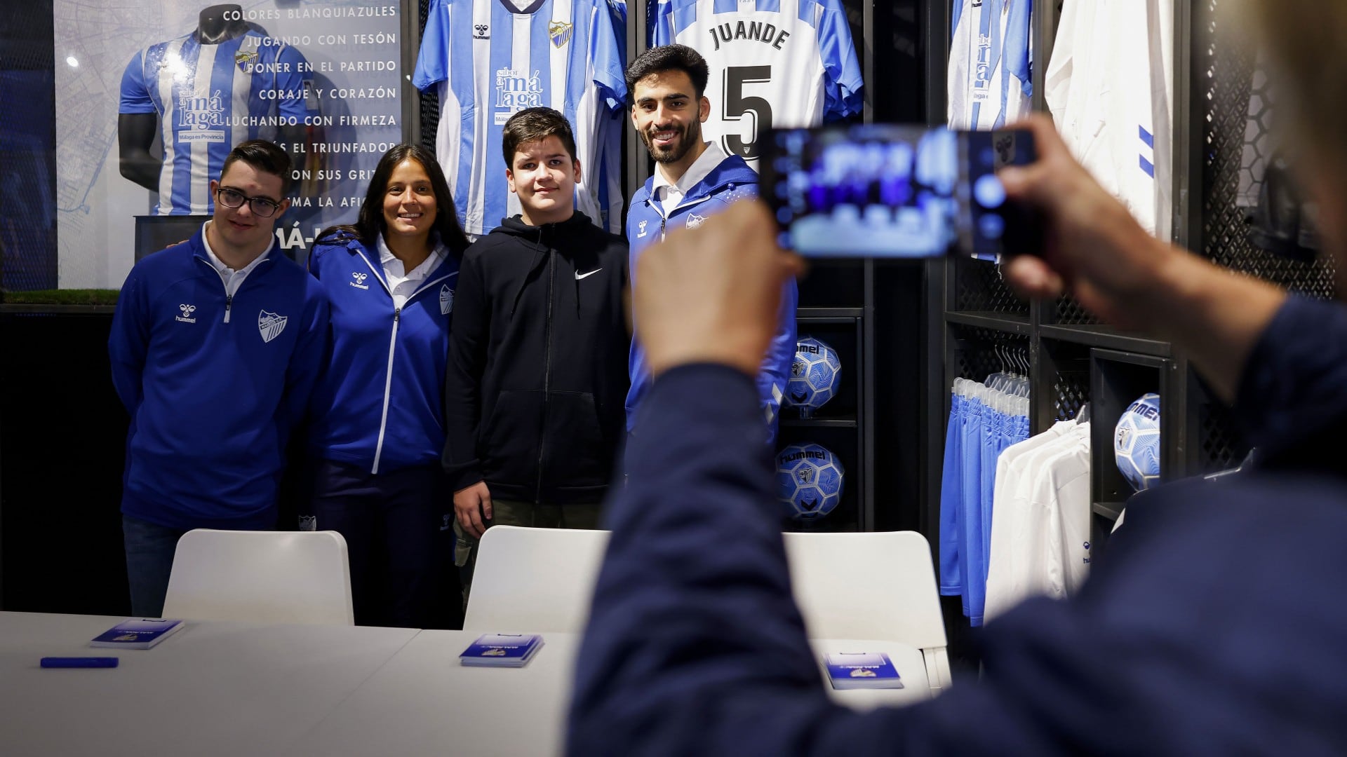 Los tres jugadores del Málaga firmaron autógrafos en la tienda oficial del estadio de La Rosaleda