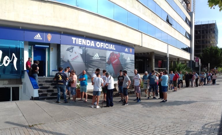 Las filas son constantes en las oficinas del club