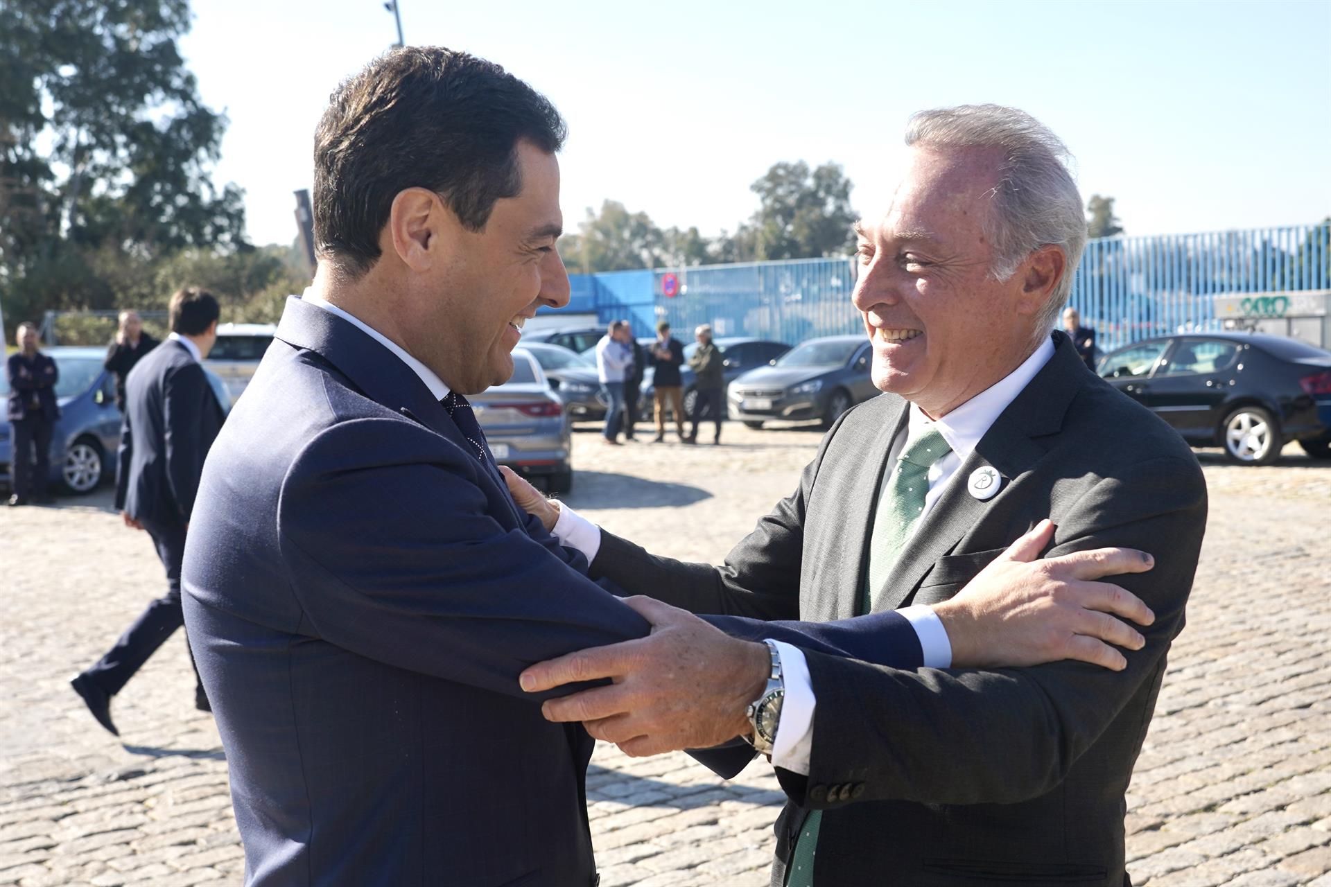 Archivo - El presidente de la Junta de Andalucía, Juanma Moreno, (i) saluda al cantante sevillano, José Manuel Soto, (d) durante la presentación de la iniciativa Destino Rocío. Imagen de archivo. - Eduardo Briones - Europa Press - Archivo