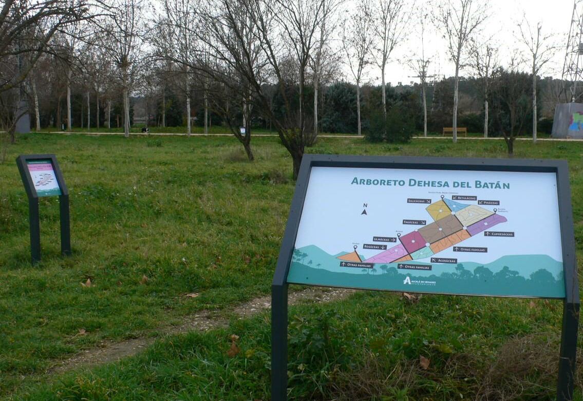 Nueva cartelería del Arboreto de la Dehesa del Batán, en Alcalá de Henares