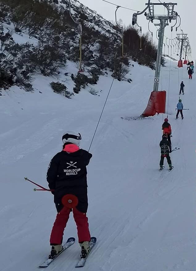 Esquiadores aficionados en la nieve