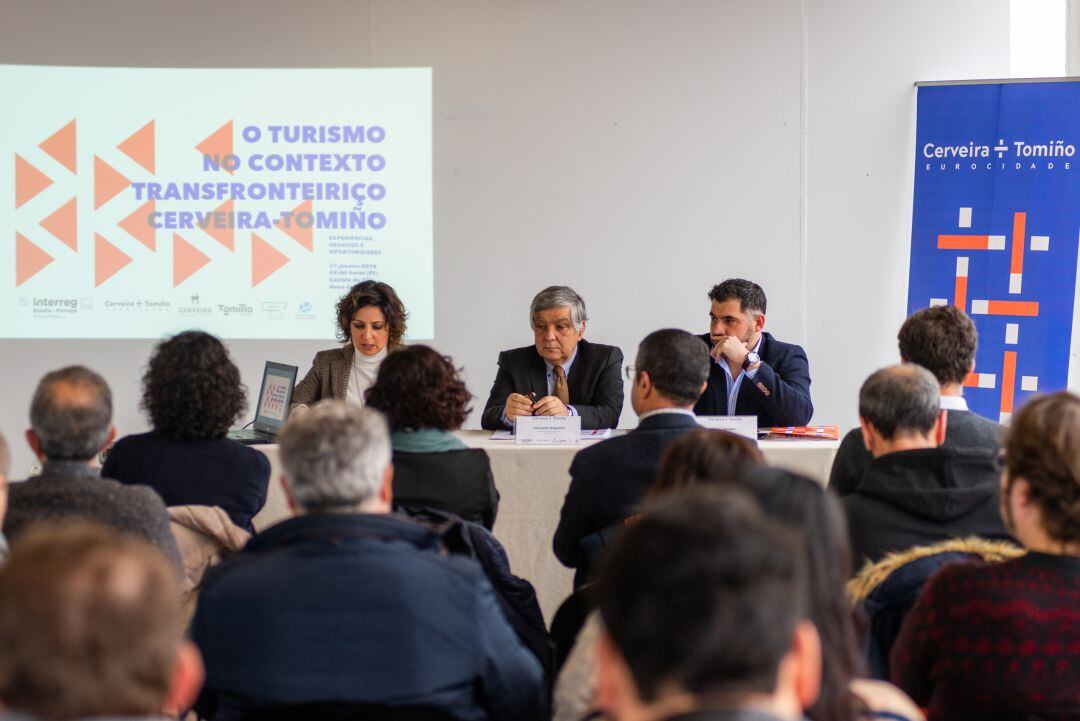 Sandra González, alcaldesa de Tomiño; Fernando Nogueira, presidente de la Câmara de Vila Nova de Cerveira, y Uxío Benítez, presidente AECT Río Minho.