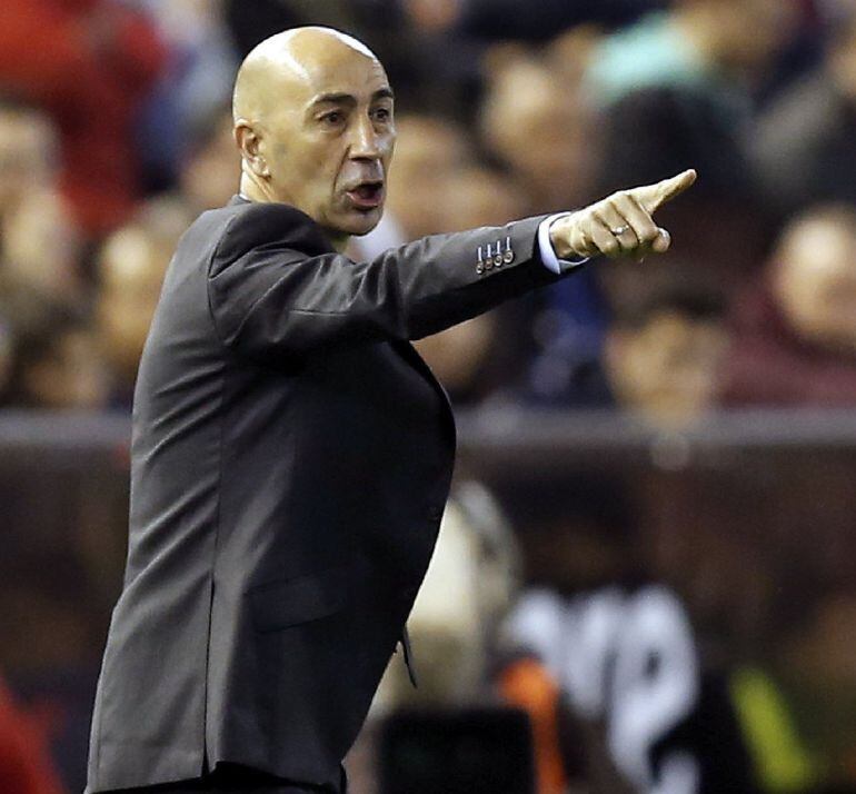 El entrenador del Valencia, Pako Ayestarán, durante el partido frente al Eibar de la 34 jornada de la Liga de Primera División que se juega hoy en el estadio Mestalla, en Valencia. EFE-Juan Carlos Cárdenas