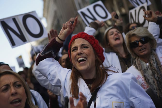 Una manifestante lanza consignas en favor de la sanidad pública.