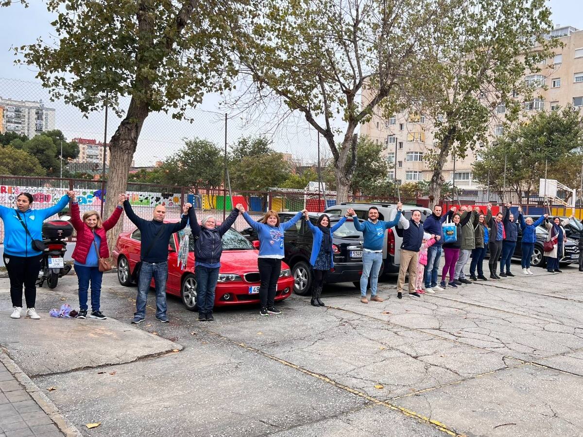 Padres rodean centros educativos de Málaga por "la falta de recursos" para alumnos con necesidades