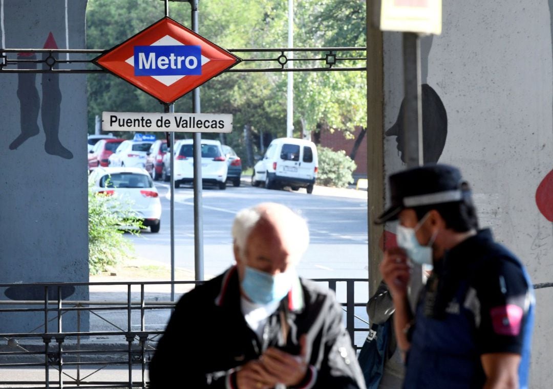 Efectivos de la Policía Local realizan controles este lunes en Puente de Vallecas