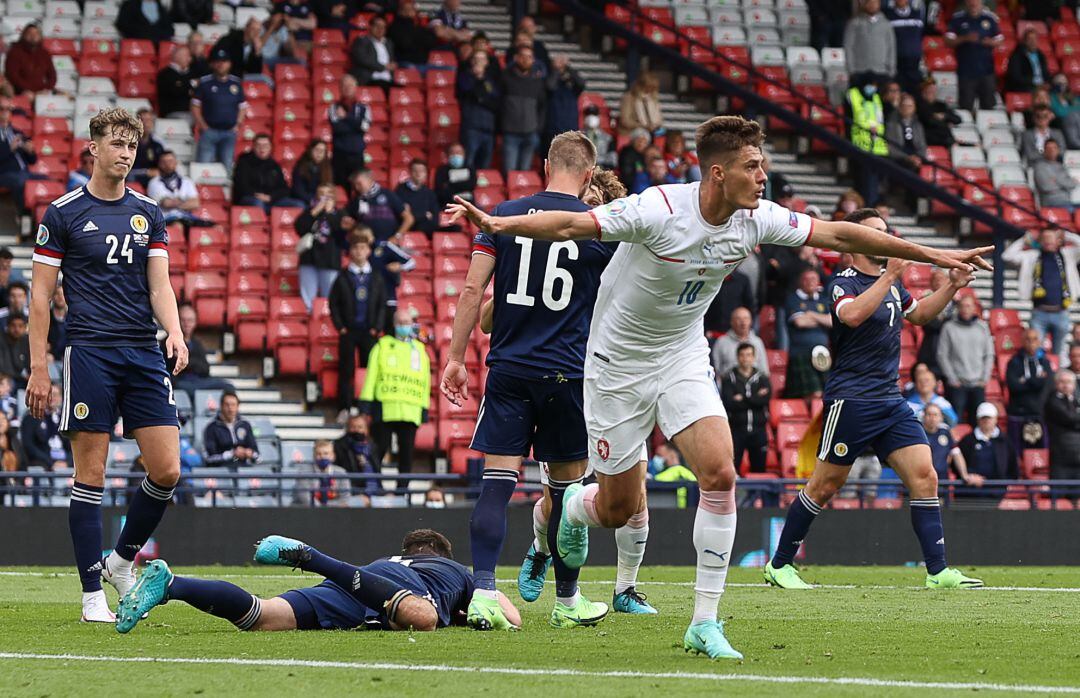 Schick celebra uno de sus goles a Escocia