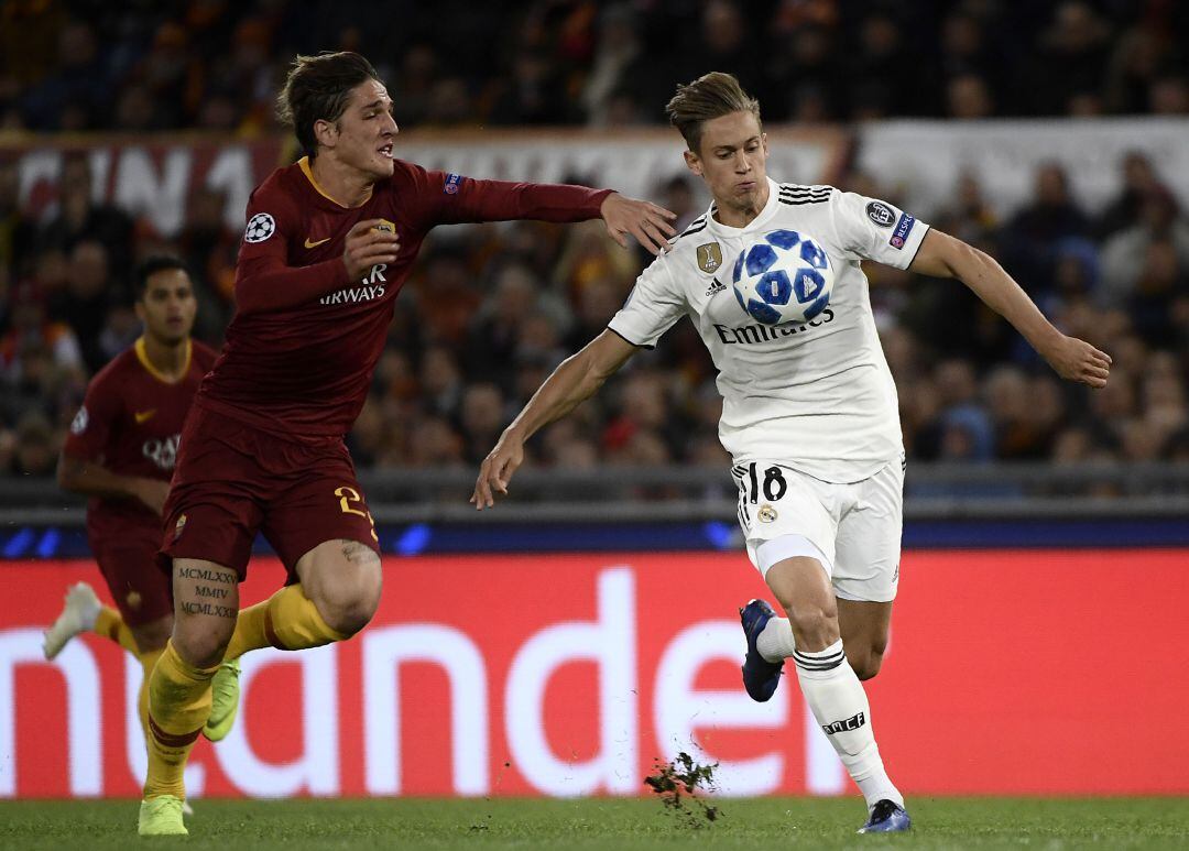 Marcos Llorente pugna por un balón con Zaniolo durante el encuentro entre el Real Madrid y la AS Roma de la Liga de Campeones.