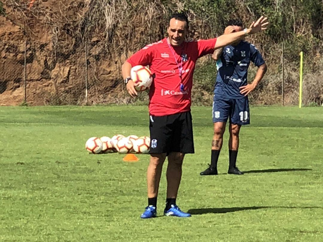 El técnico se dirige a sus jugadores en la sesión de este lunes