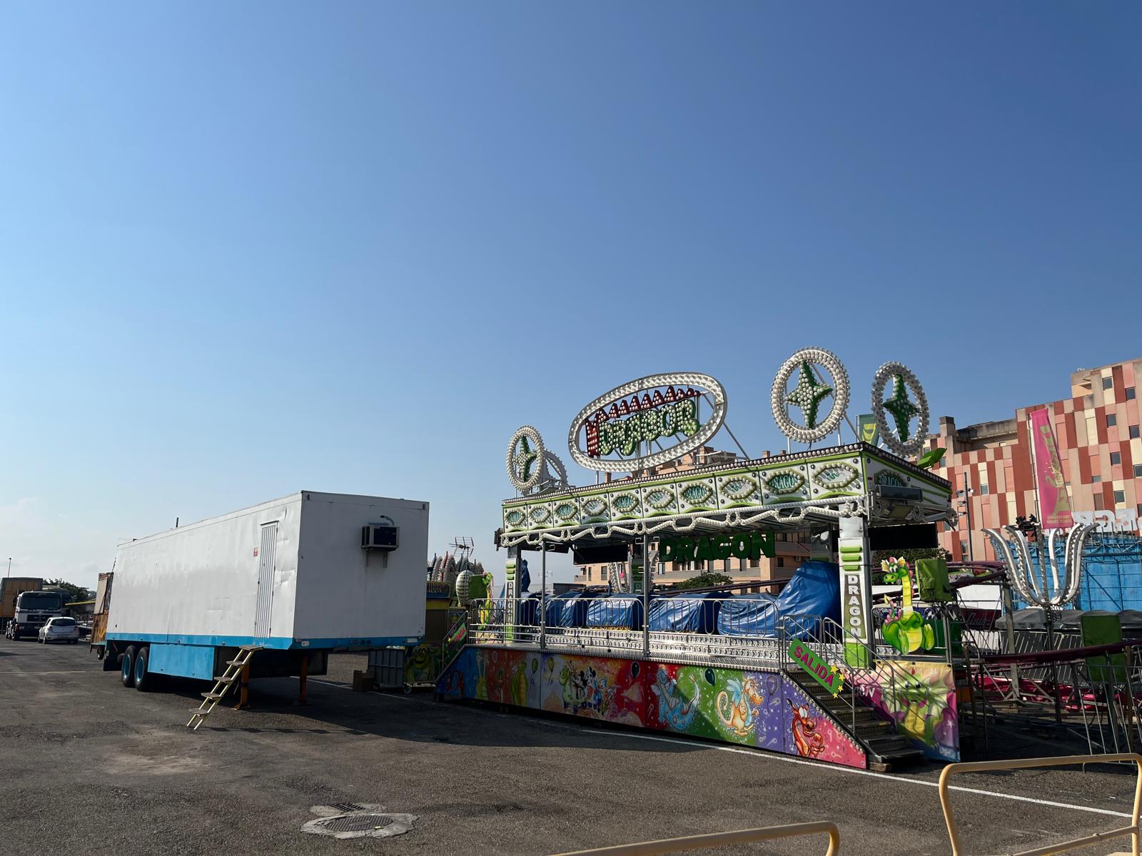 Sigue el trabajo para la instalación de atracciones en el recinto ferial