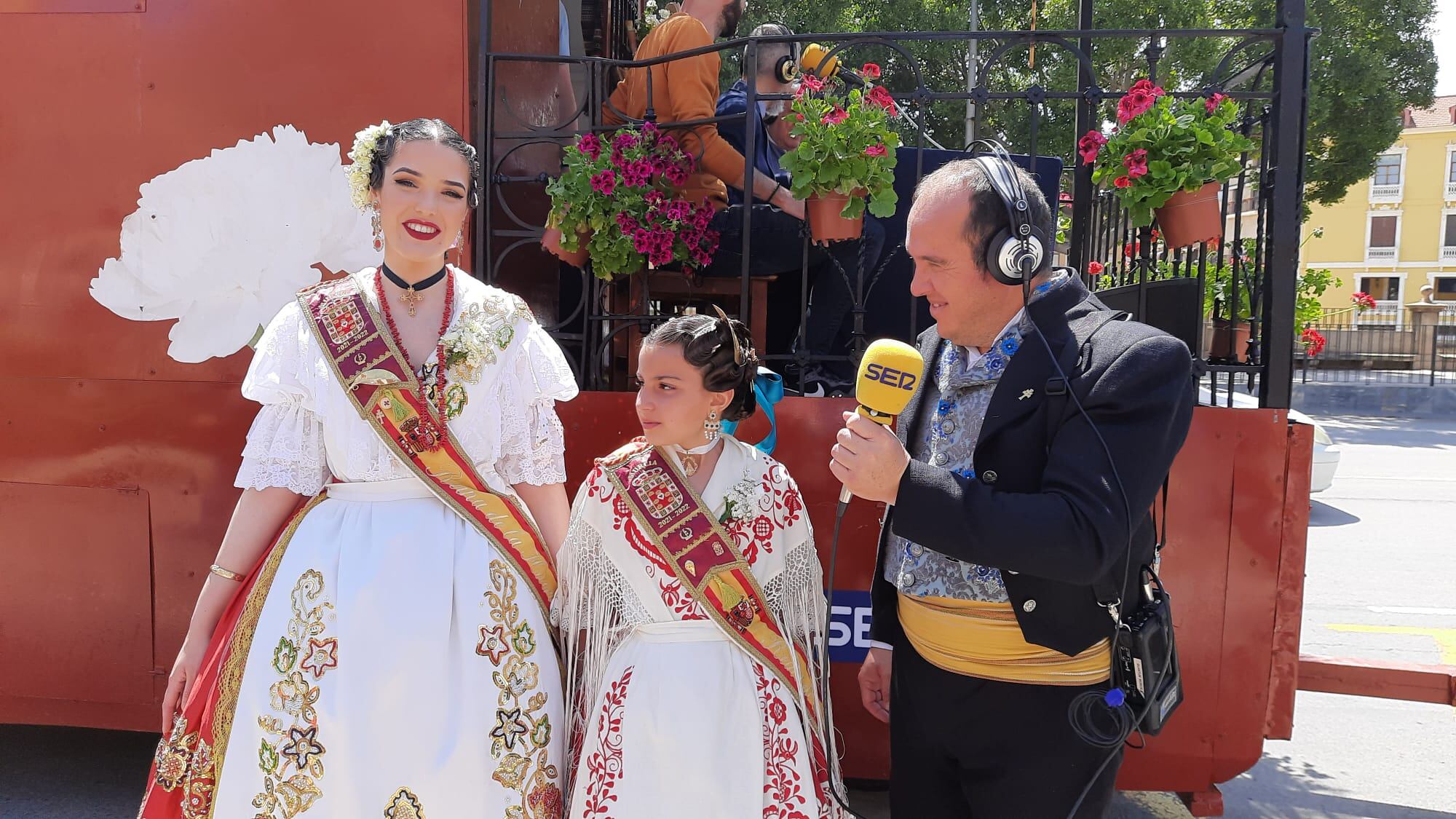 Las Reinas de la Huerta de Murcia 2021-22, Maite Irles Luna y Ángela Moreno Micol, junto al presidente de la Federación de Peñas Huertanas, Juan Pablo Hernández