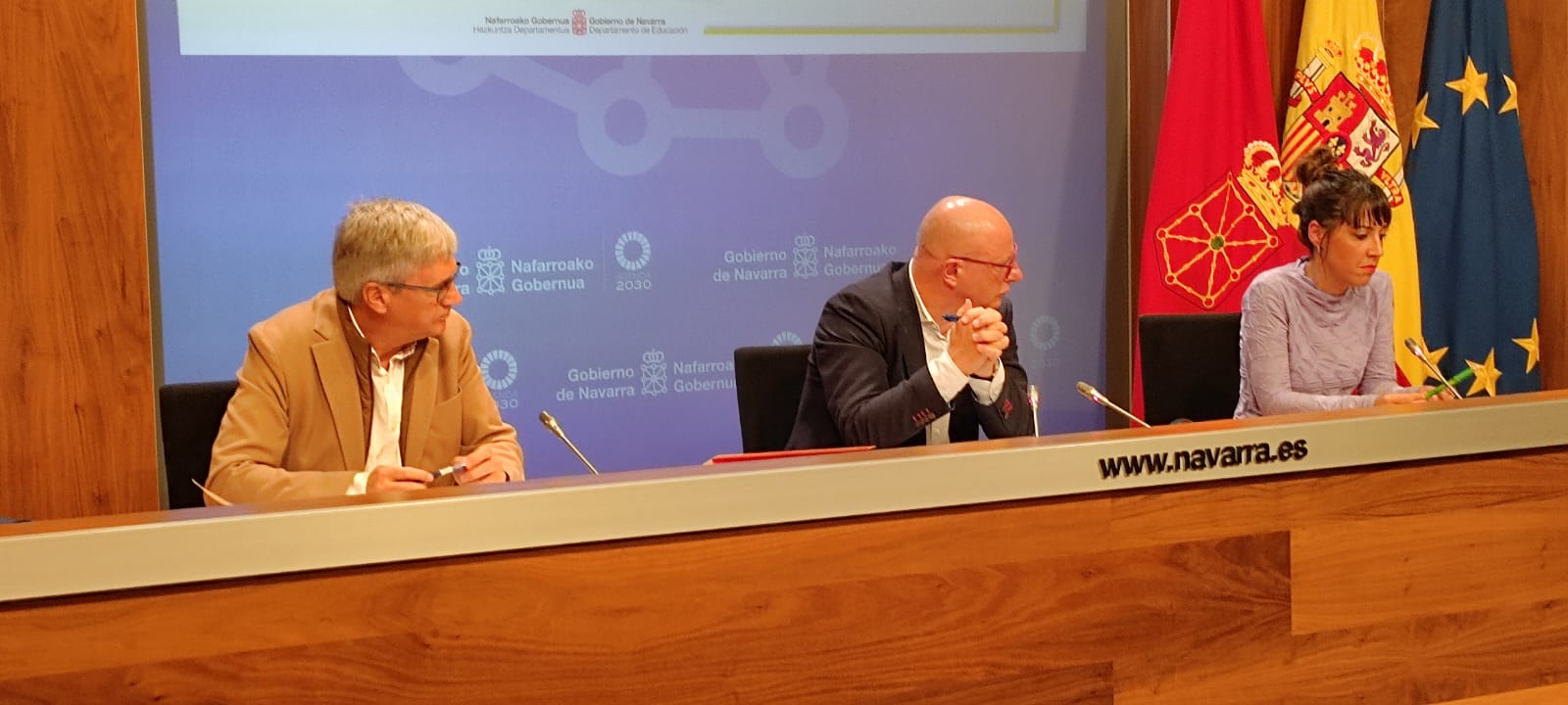 De izda, a dcha., Gil Sevillano, director general de Educación, Carlos Gimeno, consejero de Educación, e Itziar Irazabal, jefa de la Sección de Igualdad y Convivencia.