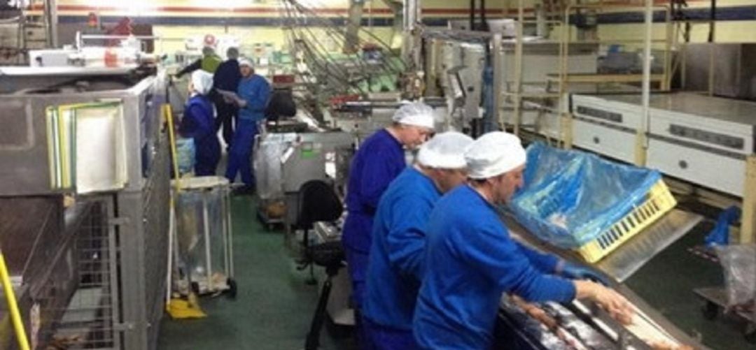 Personal del grupo Siro trabajando en la elaboración de galletas.