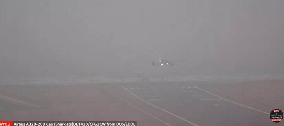 Imágenes de un avión aterrizando en el aeropuerto César Manrique Lanzarote, en medio de la calima.