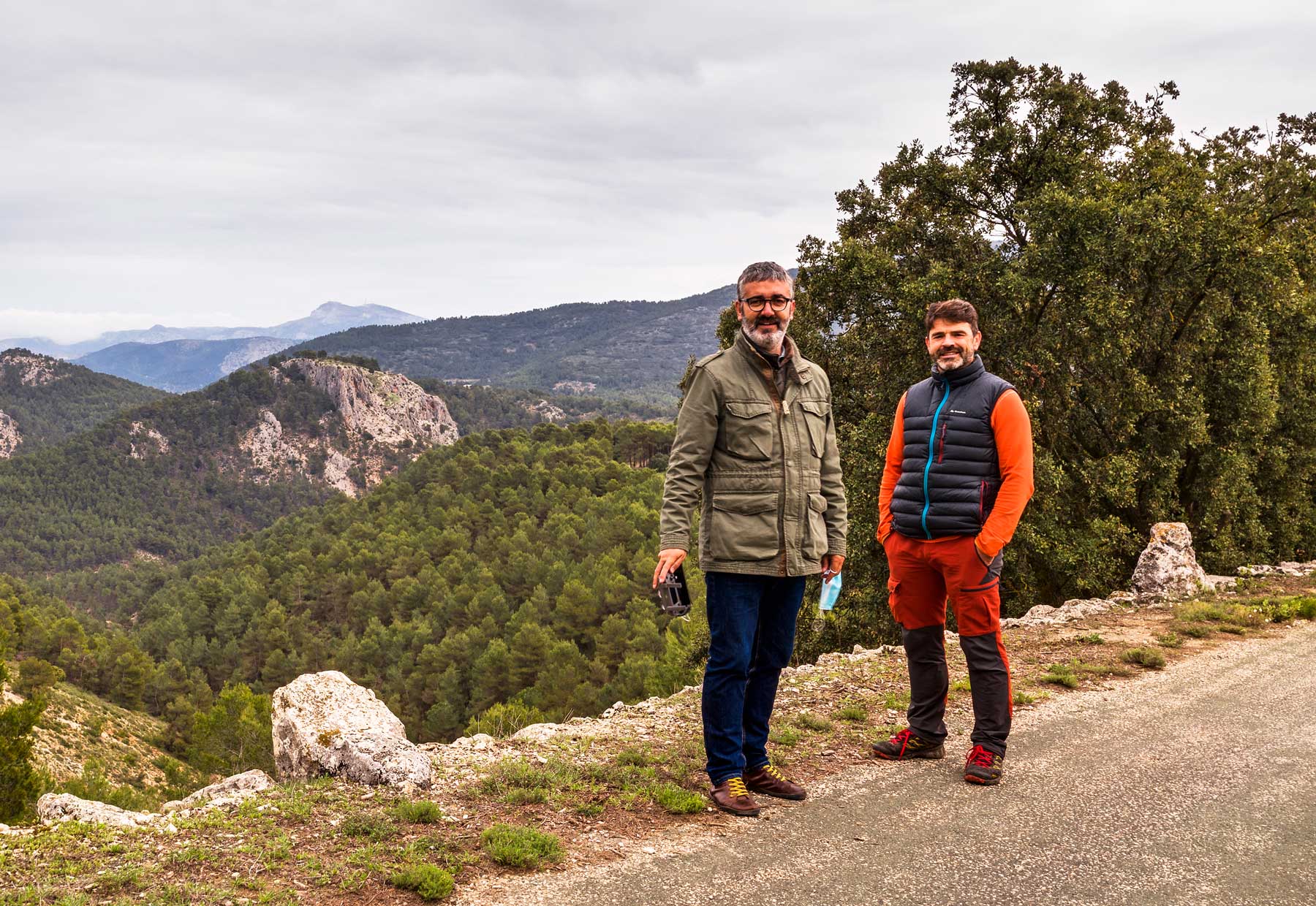 Just Sellés i Dani Olmo, en Sant Antoni, observant el trajecte d'Al-Azraq cap a Alcoi i després cap al Barranc de la Batalla per l'Estepar