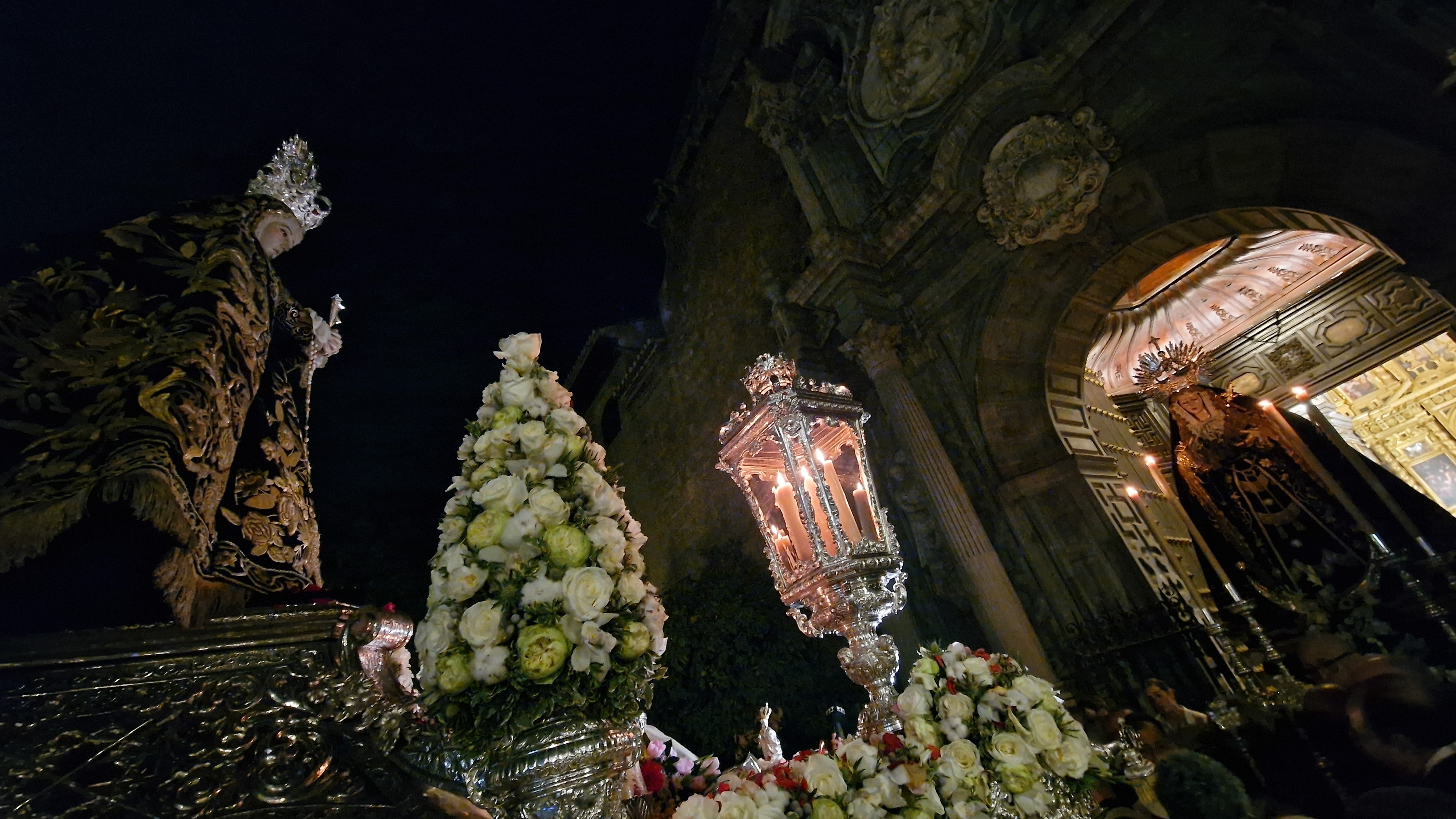 La Virgen de la Soledad Coronada ante la Virgen de los Remedios, de la hermandad de Los Estudiantes