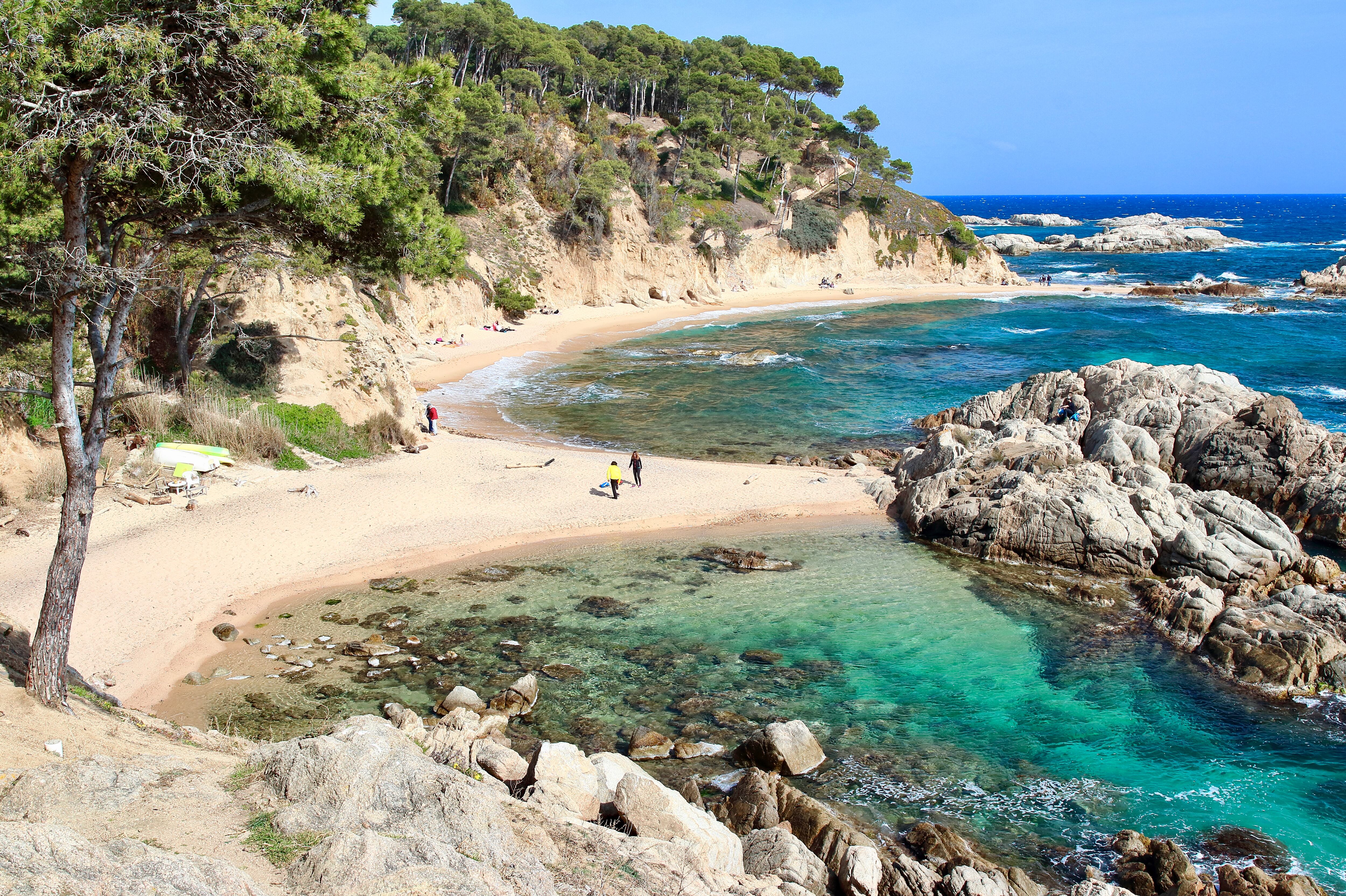 Vista de la playa de Cala Estreta, uno de los rincones más escondidos y hermosos de la Costa Brava. Getty Images.