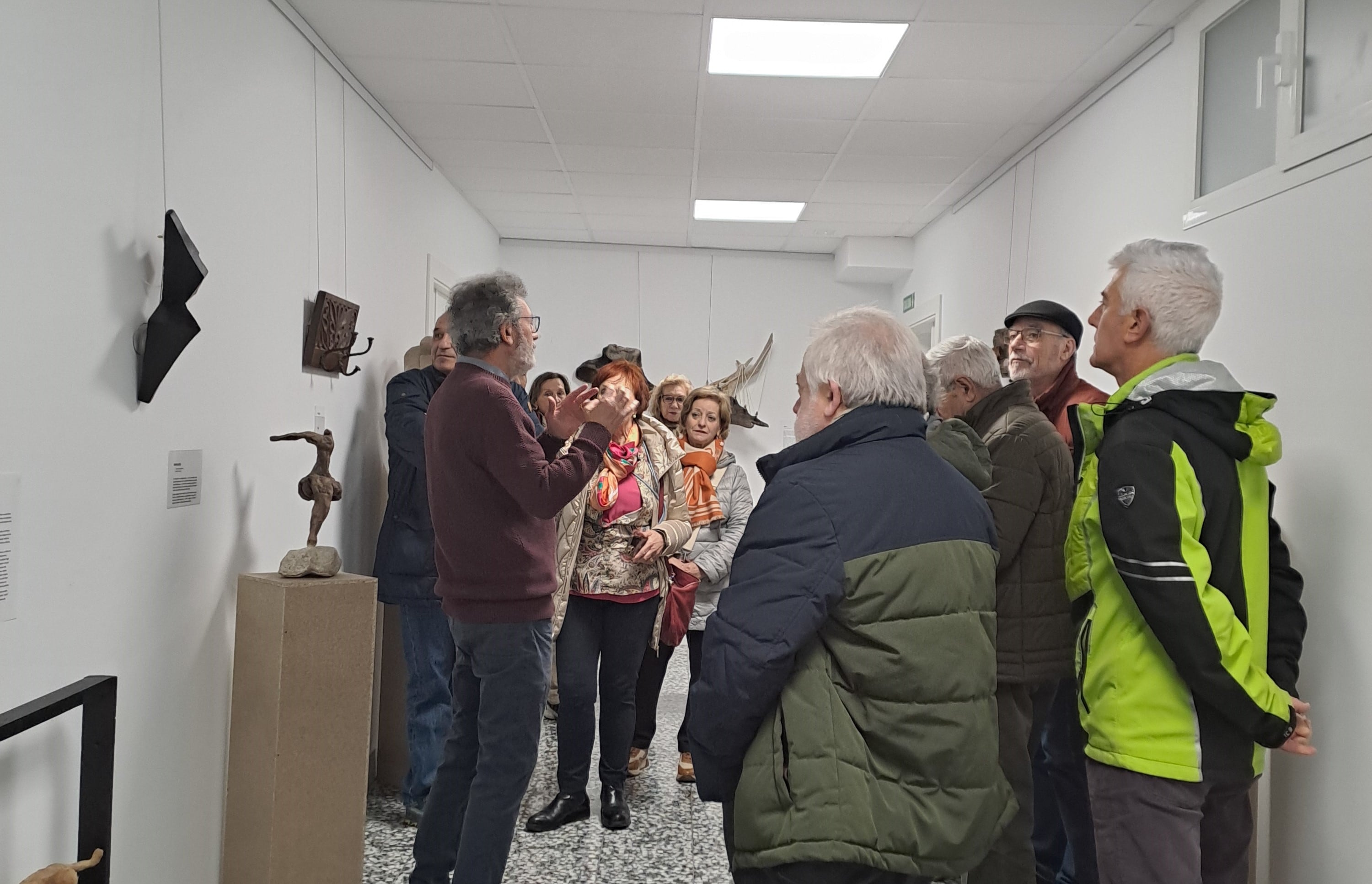 El escultor zamorano Augusto Calzada expone en la Asociación Española contra el Cáncer