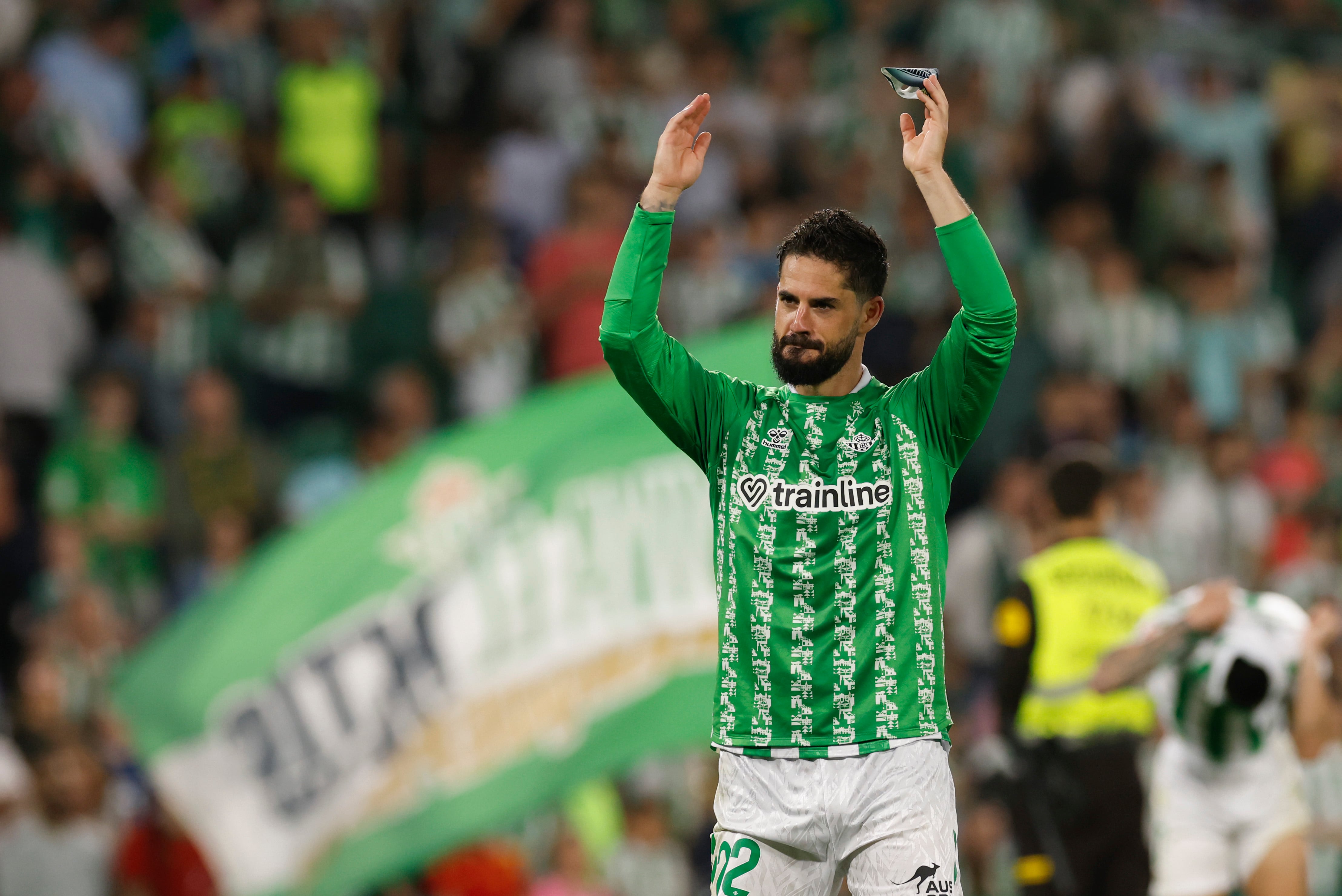 SEVILLA, 23/05/2025.- El centrocampista del Betis Isco Alarcón, al término del partido de la última jornada de LaLiga de fútbol que Real Betis y Valencia CF han disputado este viernes en el estadio Benito Villamarín, en Sevilla. EFE/Julio Muñoz