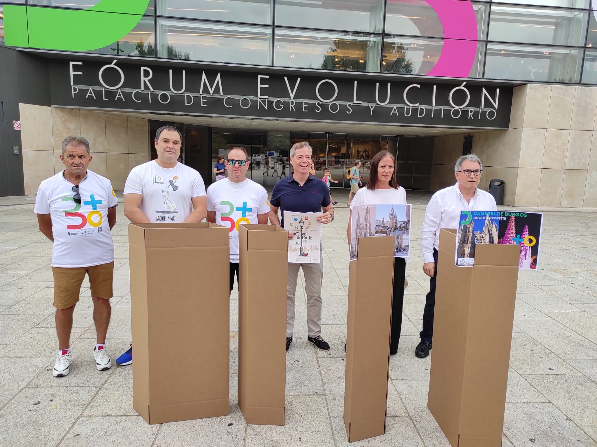 César Barriada -centro-, concejal de Festejos del Ayuntamiento de Burgos, junto a representantes de la empresa Smurfit y la Federación de Fajas y Blusas presentando el programa del XXIV Festival En Clave de Calle. / Foto: Radio Castilla