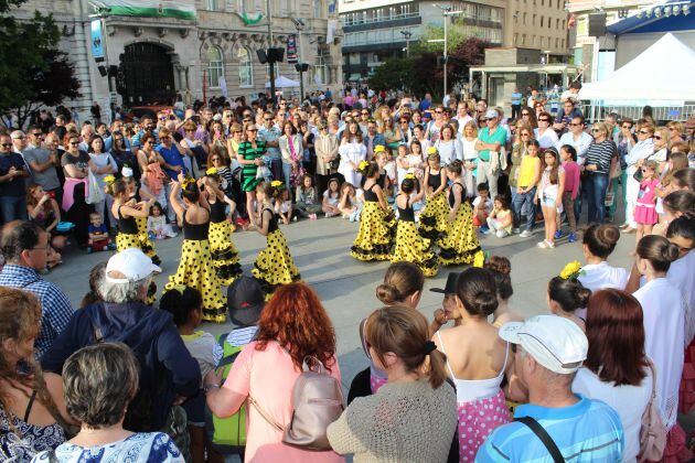 Escuela de baile Lassalle en un momento de su actuación en 2017.