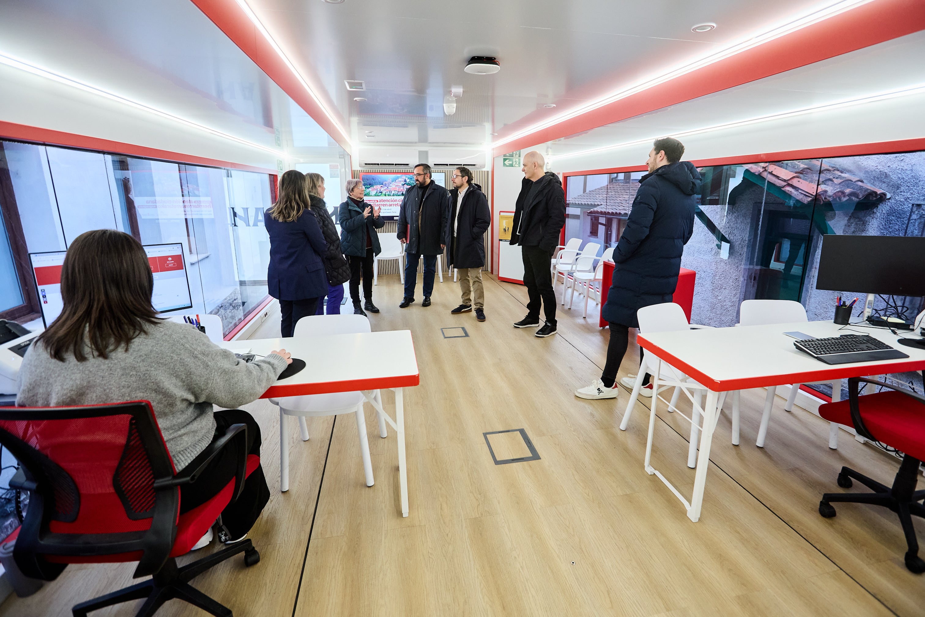 El vicepresidente primero y consejero de Presidencia e Igualdad, Javier Remírez, visita y hace balance en Roncal del primer año de la puesta en marcha de la Oficina Móvil de Atención Ciudadana