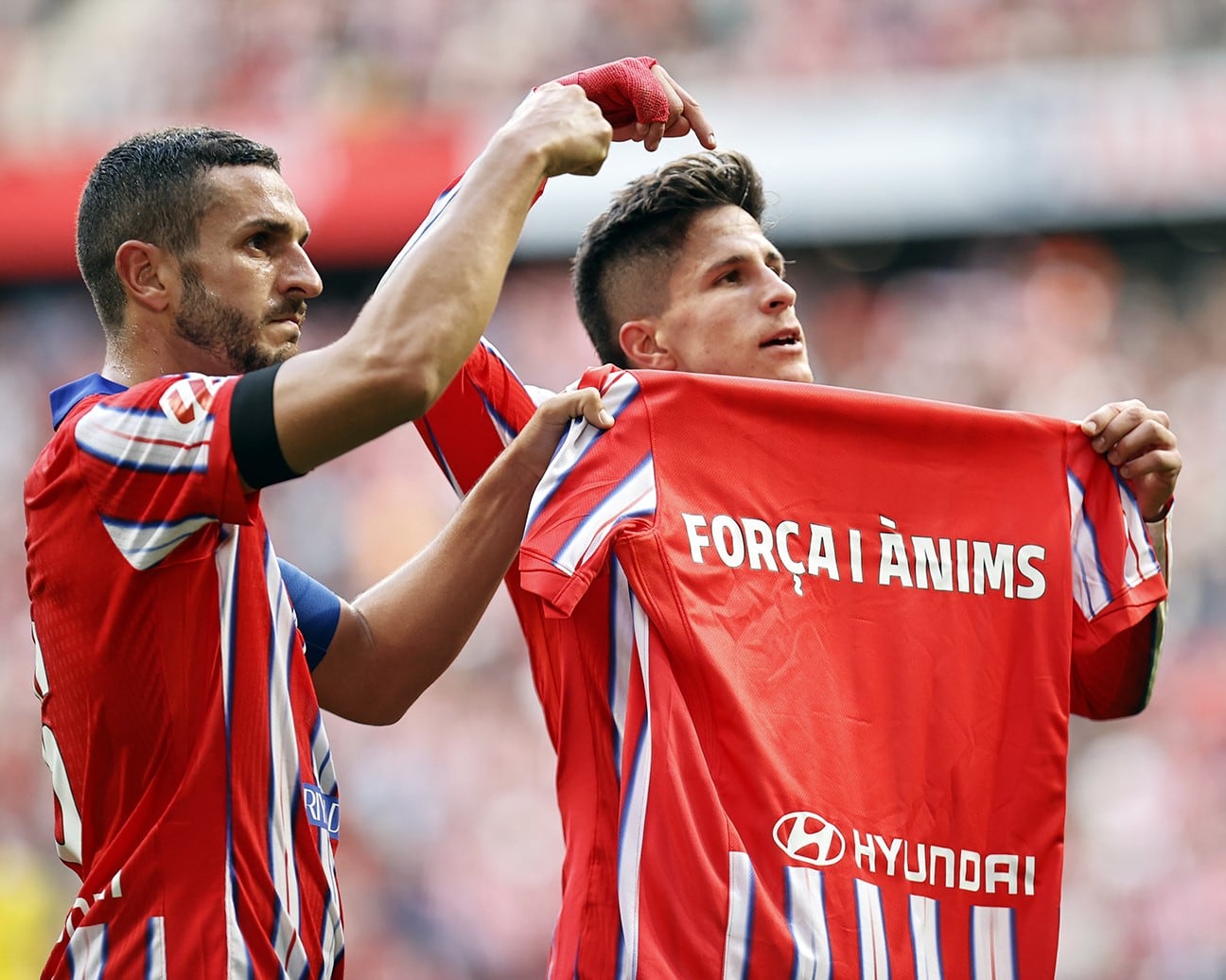 Koke y Giuliano Simeone celebran el gol del argentino como una camiseta para apoyar a las víctimas de la DANA