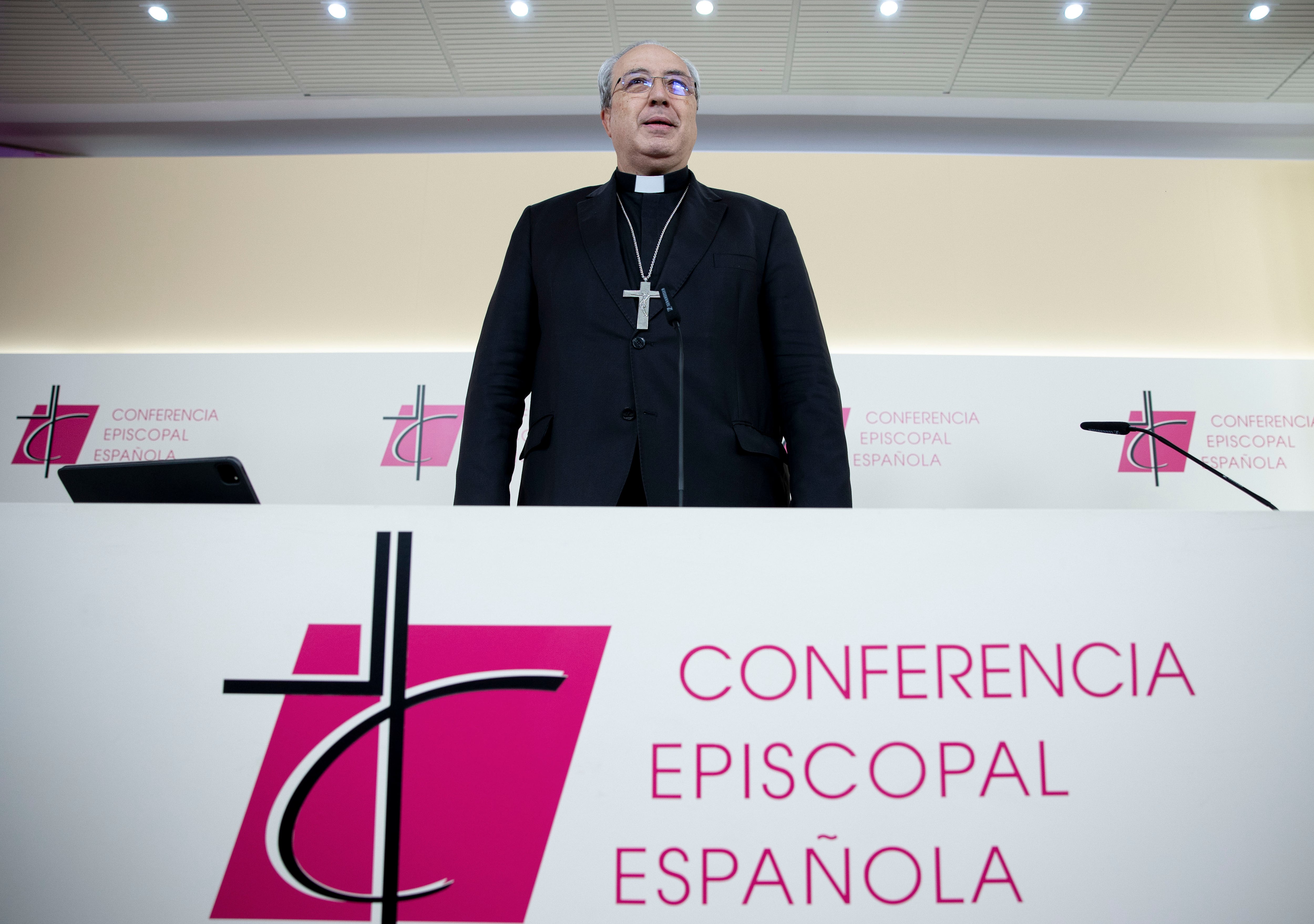 El obispo auxiliar de Toledo, Francisco César García Magán en rueda de prensa para hacer un balance de la reunión de la Asamblea Plenaria de la Conferencia Episcopal, este viernes en Madrid. EFE/ Daniel Gonzalez