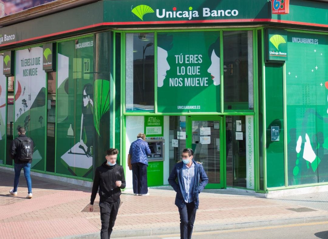 Archivo - Una oficina de Unicaja Banco