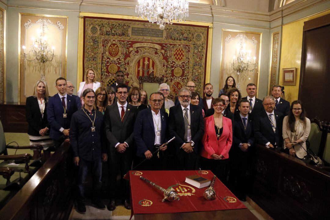 Imatge de família de la nova corporació municipal de Lleida, amb Miquel Pueyo al capdavant.