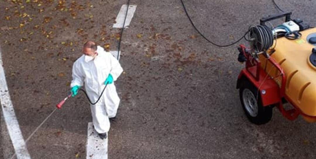 Operario municipal del Ayuntamiento de Benatae desinfecta las calles del municipio.