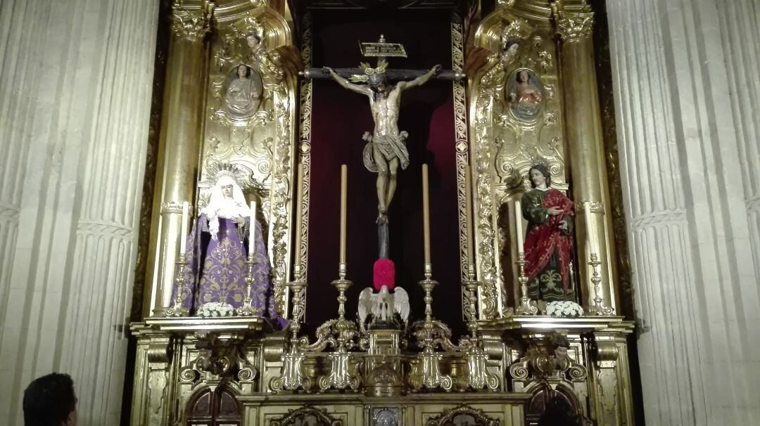 Los titulares del Amor en su altar de la Colegial del Salvador