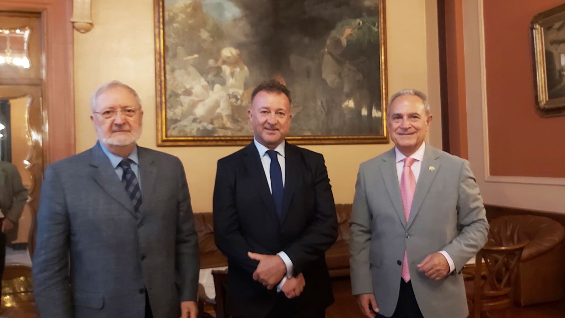 Enrique Masià, Josep Pla e Indalecio Carbonell, en el Salón Largo del Círculo Industrial