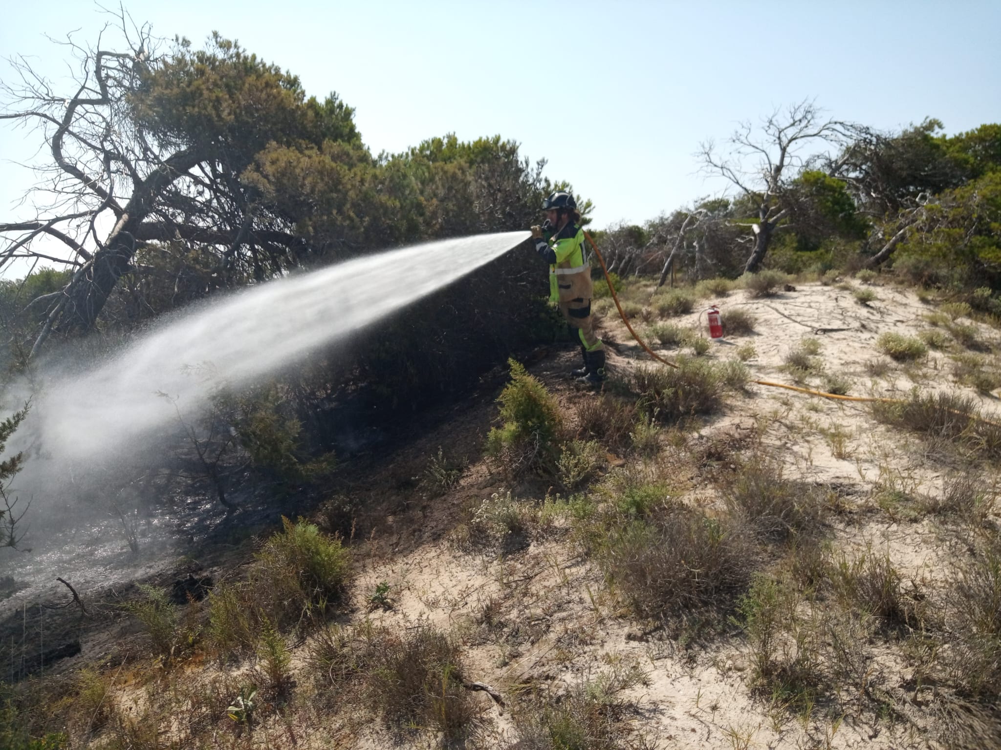 Extinguen un incendio en el Parque de las Salinas de San Pedro del Pinatar