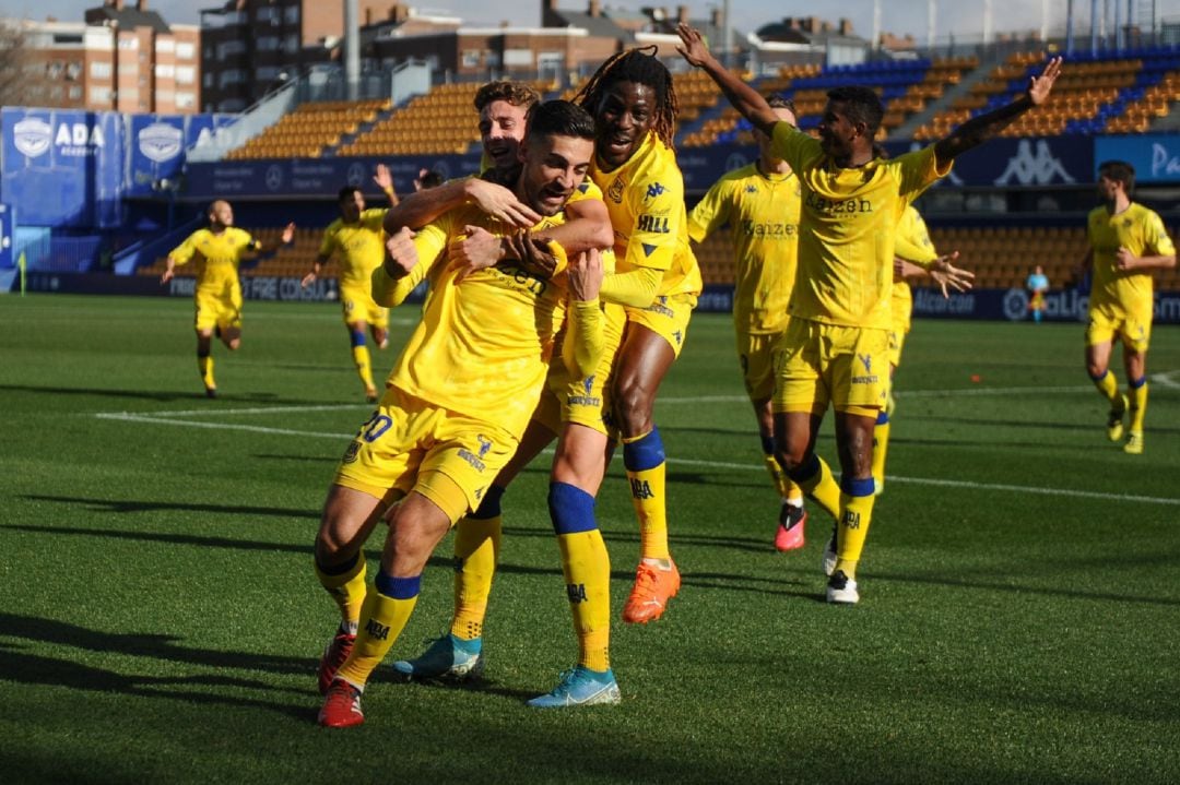 José León celebra el segundo tanto alfarero en el encuentro