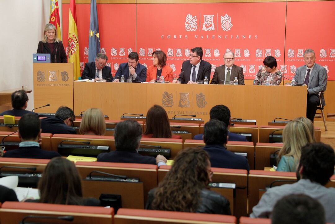 Les Corts votan la convalidación de tres decretos leyes del Consell sobre policías locales, municipios en riesgos financiero y licencias de VTC