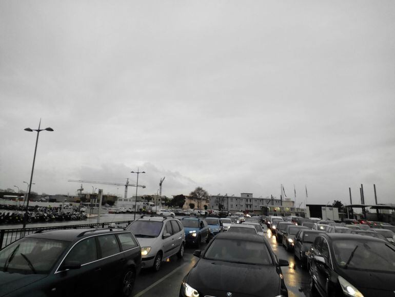 Colas de vehículos para salir de Gibraltar