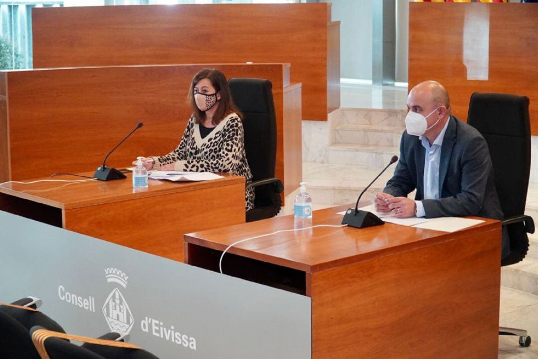 La presidenta del Govern y el presidente del Consell de Ibiza durante la presentación del plan de ayudas