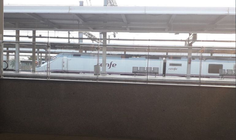 Tren híbrido en la estacio de Los Llanos, Albacete, en pruebas.