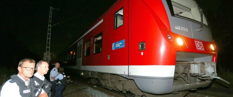 Policías inspeccionan junto a un tren regional en Wuerzburg (Alemania). 