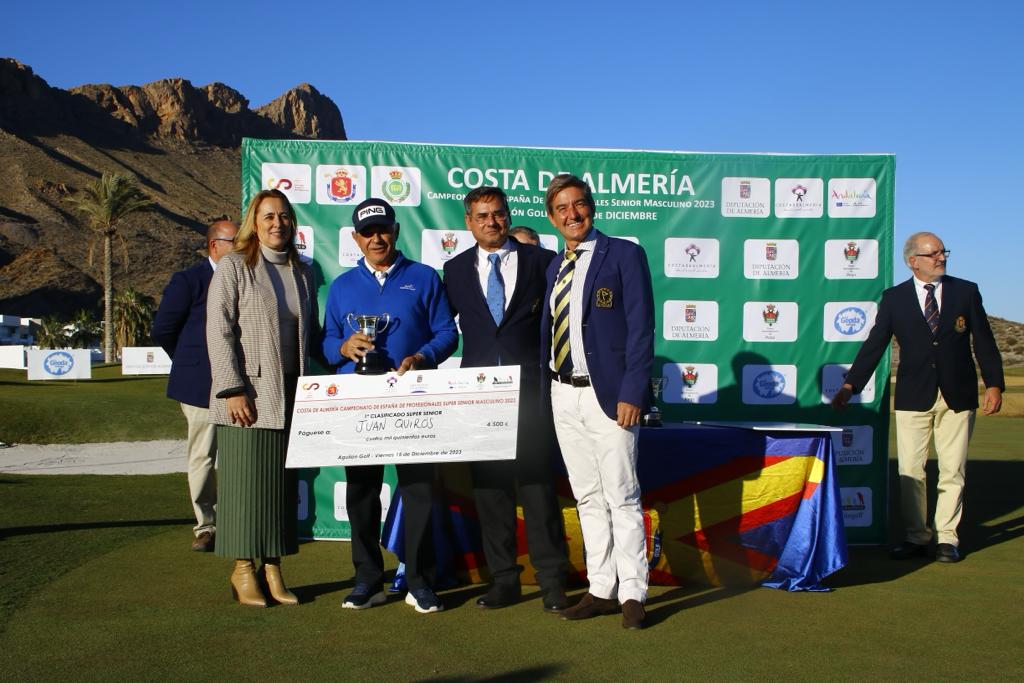 Juan Quirós recoge el premio en el reciente campeonato Supersenior celebrado en Alnmería