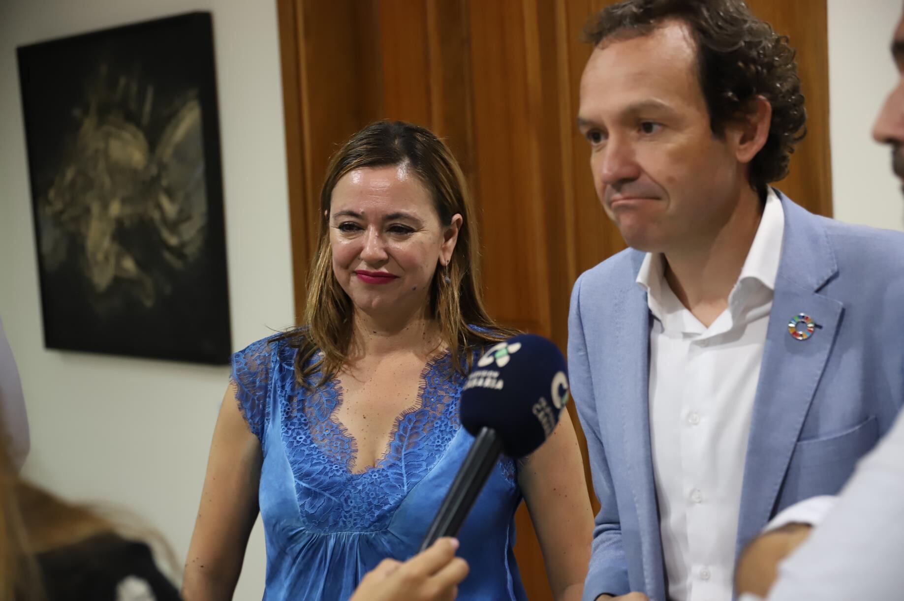 Marc Pons, comisionado de Energías Sostenibles en Baleares y Canarias con la presidenta del Cabildo de Lanzarote, María Dolores Corujo.