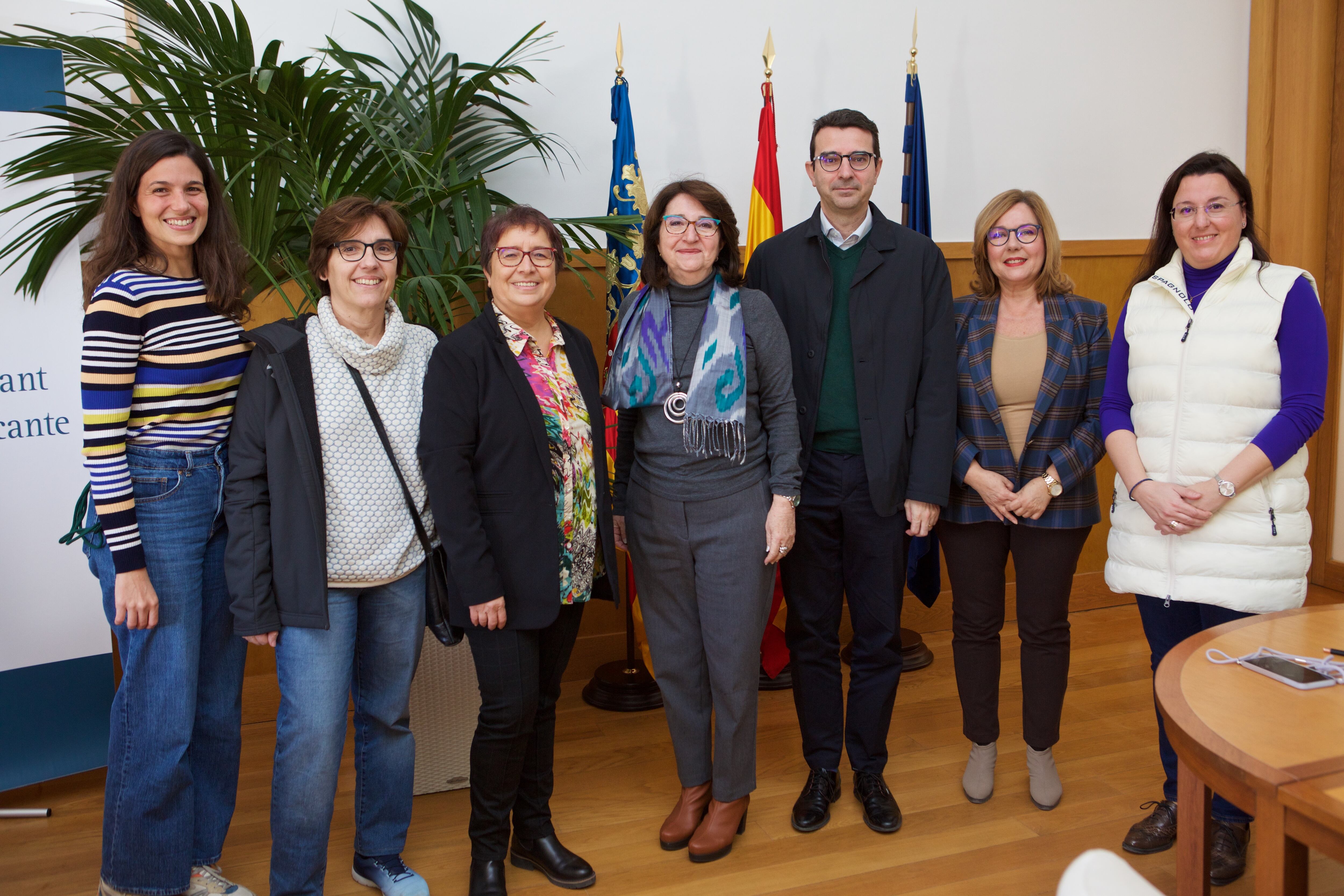 Andrea Aracil Gisbert (Investigadora del área de Zoología del Dpto. Ciencias Ambientales y Recursos Naturales)Celeste Pérez-Bañón (Profesora Titular de Universidad del área de Zoología del Dpto. Ciencias Ambientales y Recursos Naturales)
yo
Amparo Navarro Faure (Rectora de la Universidad de Alicante)
Luis Alfonso Martínez Giner (Vicerrector de Ordenación Académica y Profesorado)
Esther Algarra Prats (Secretaria General)
Rosa María Martínez Espinosa (Vicerrectora de Relaciones Internacionales y Cooperación para el Desarrollo)