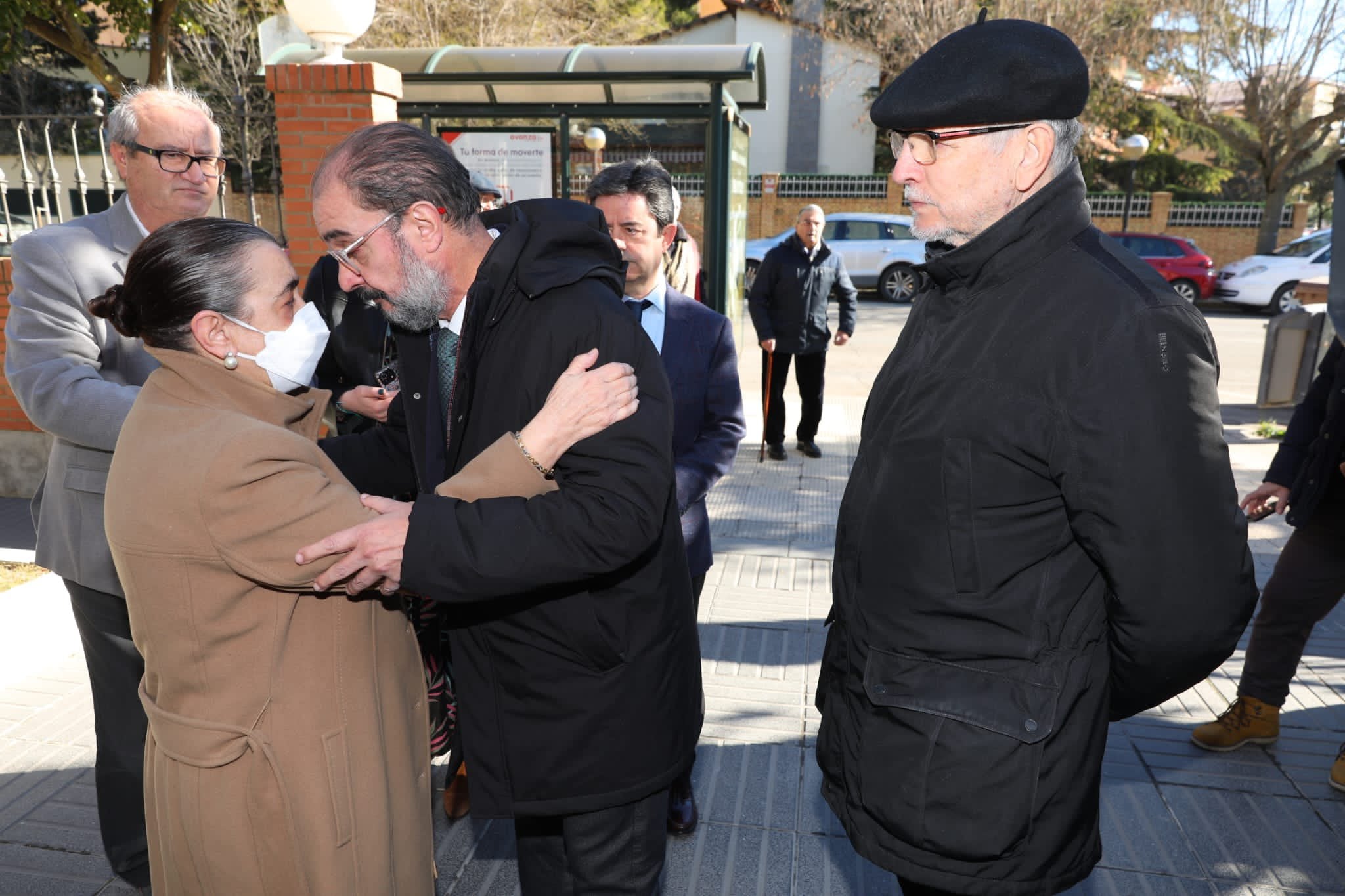 Lambán dando el pésame a Marí Carmen Larroche, viuda de Fernando Elboj